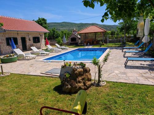 Ruzic House | Nikini dvori