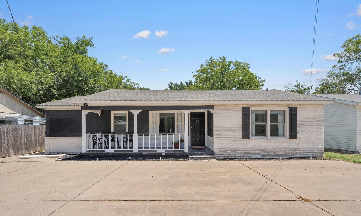 Waco House | Nik’s Bear Caven