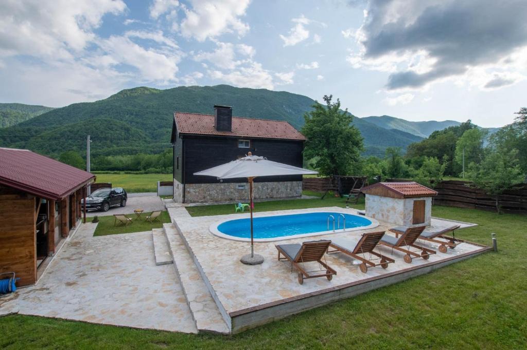 Gospic House | Nina Holiday Home with a heated pool