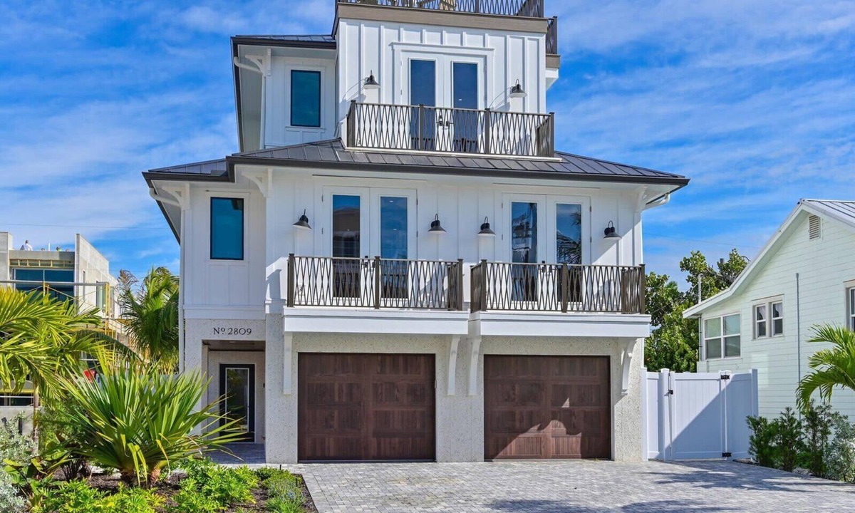 Ilexhurst House | Nirvana Sunset~Across from Beach, Heated Pool/Spa!