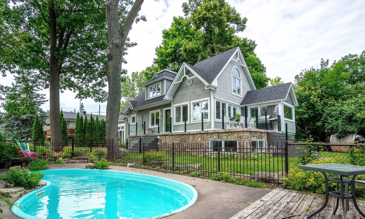 Boisbriand House | Island House | Pool & Sauna | BBQ & Peaceful