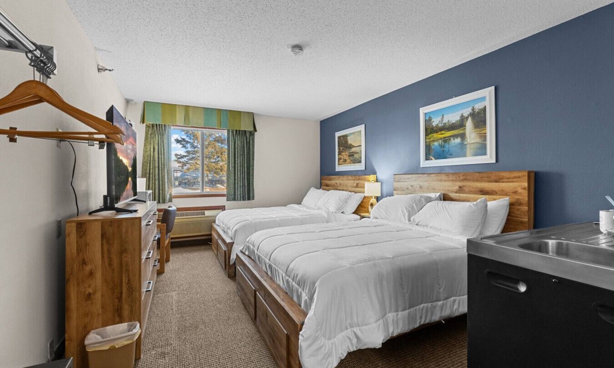 Nisswa Bed & Breakfast | Nisswa Hotel & Suites – North Long Lake Family Suite · Double Queen · Kitchenette