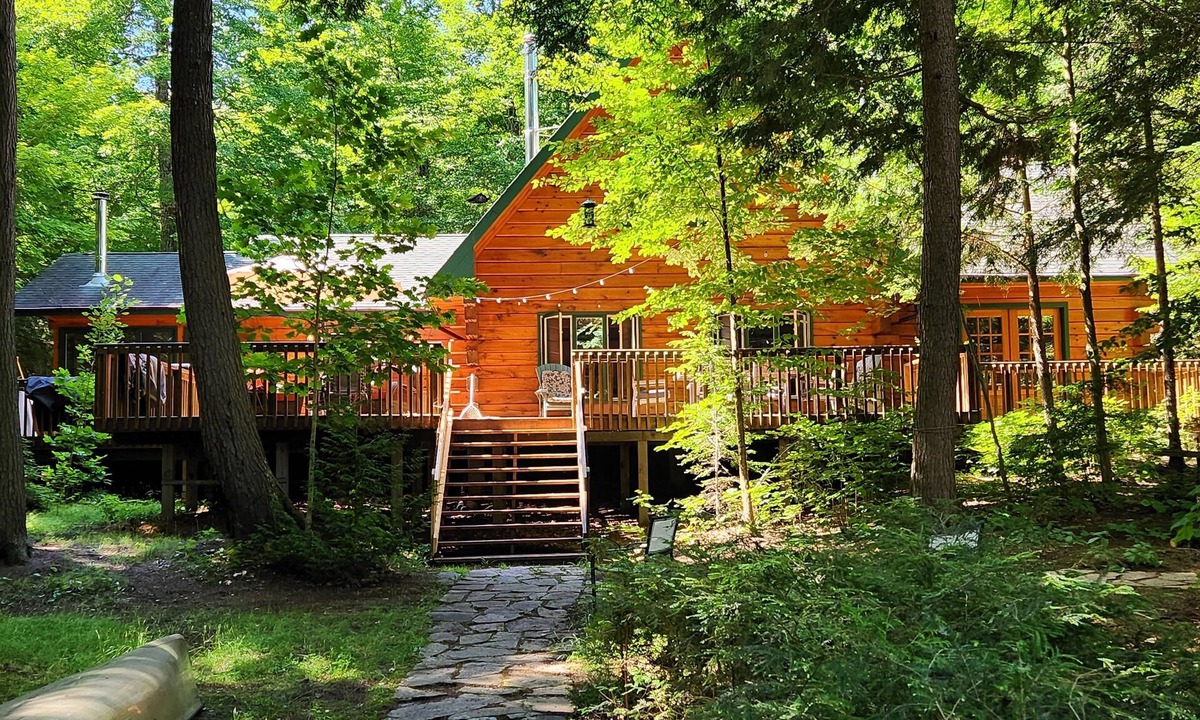 Algonquin Highlands Cottage | nKawagama Shoreline | Quiet Log Cottage on Kawagama with wood-burning fireplaces
