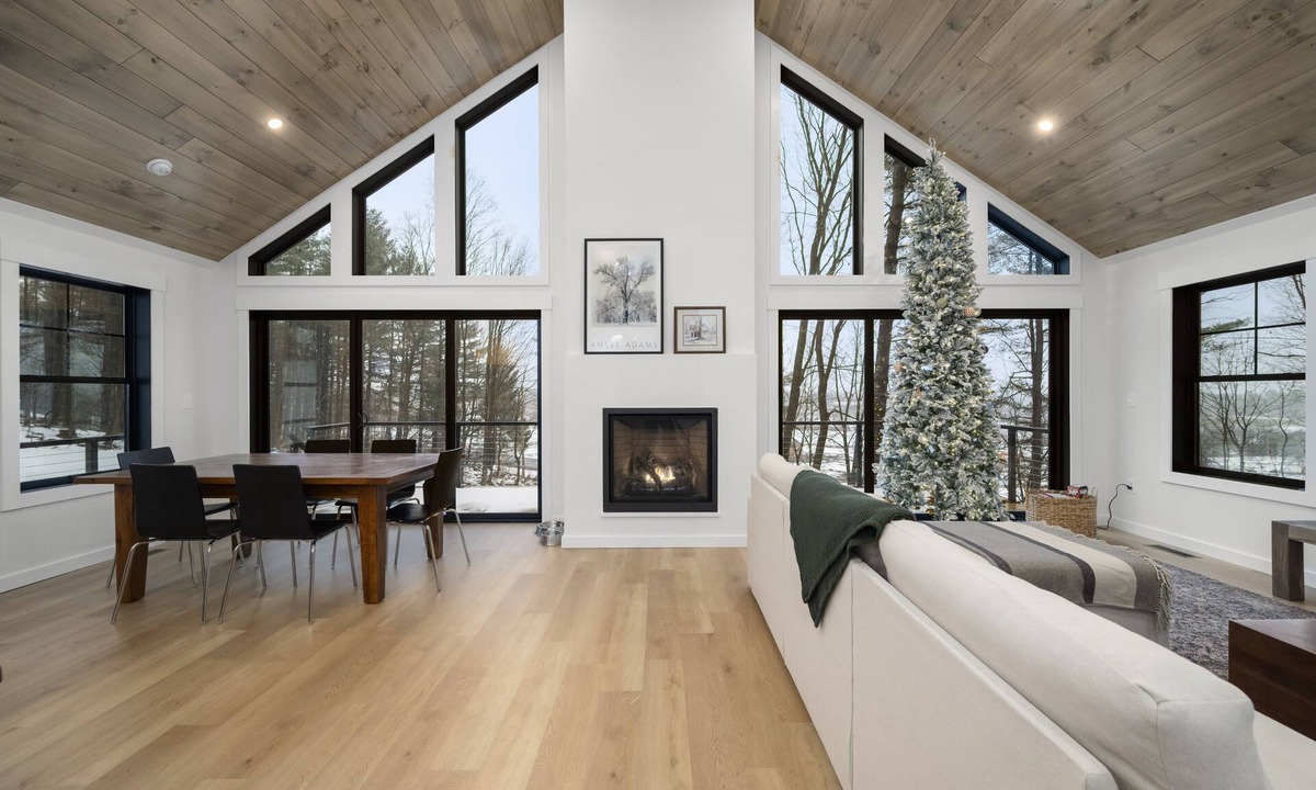 Turin House | nLuxurious Tug Hill Lodge-Direct Snowmobile Access