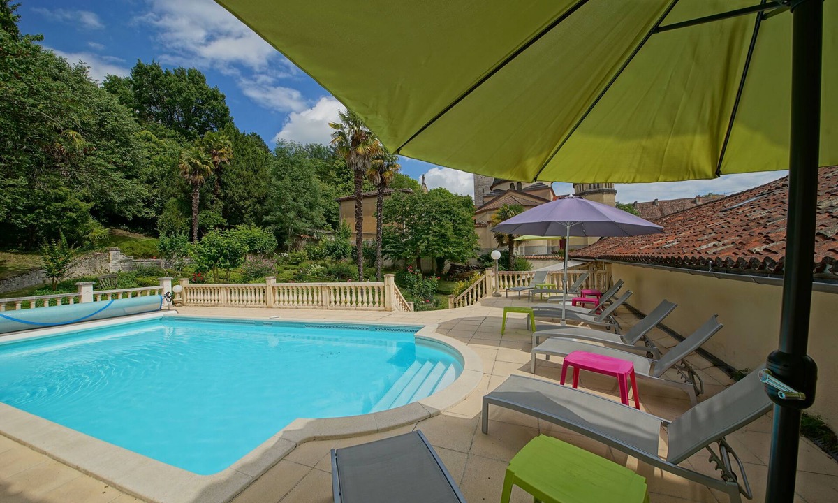 Riberac Villa | No 1 Place Jules Brunet I Private estate in the centre of a french market town