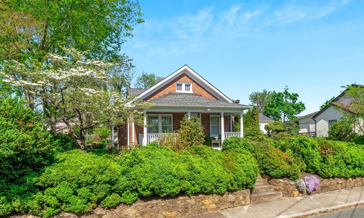 Martha Jefferson House | NO CLEANING FEE, Off Street Parking, walkable to UVA, Ting Pavilion, Restaurants