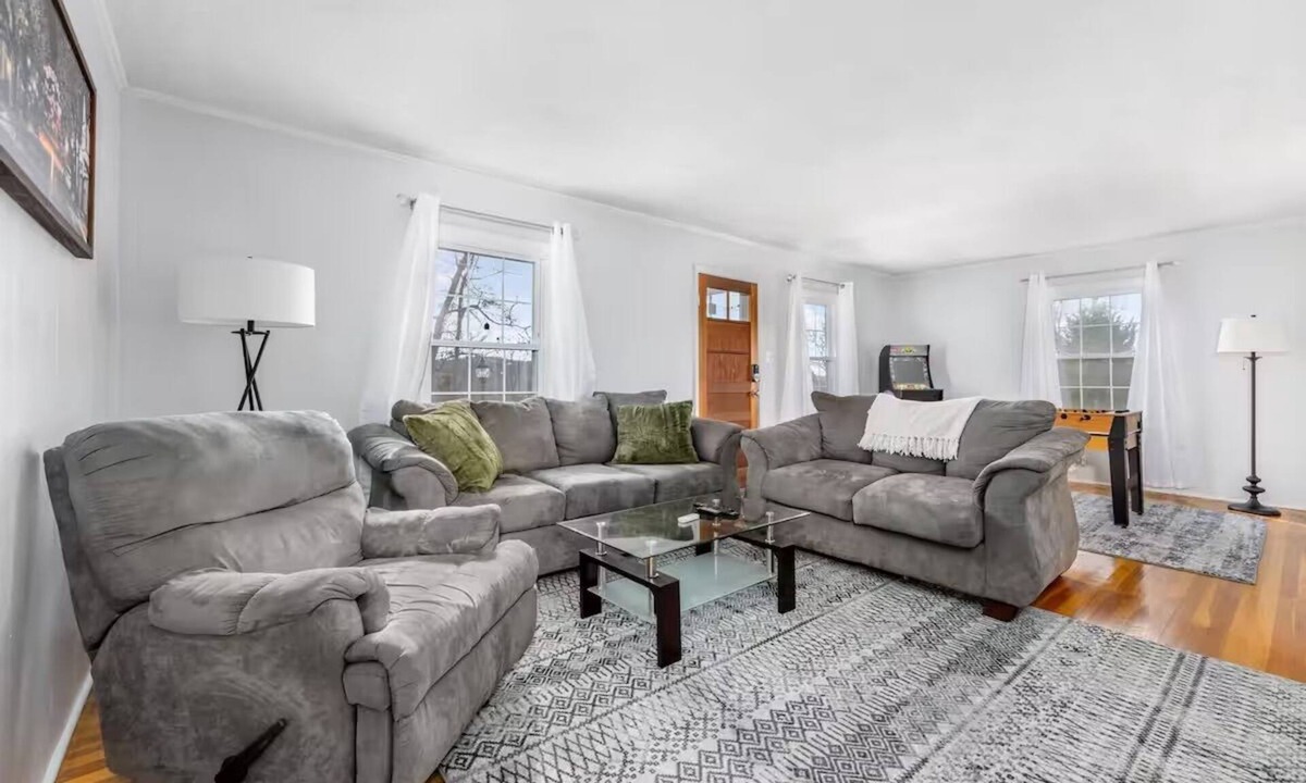 Bristol House | No cleanup chores, arcade, fire pit, close to casino, I81, downtown.