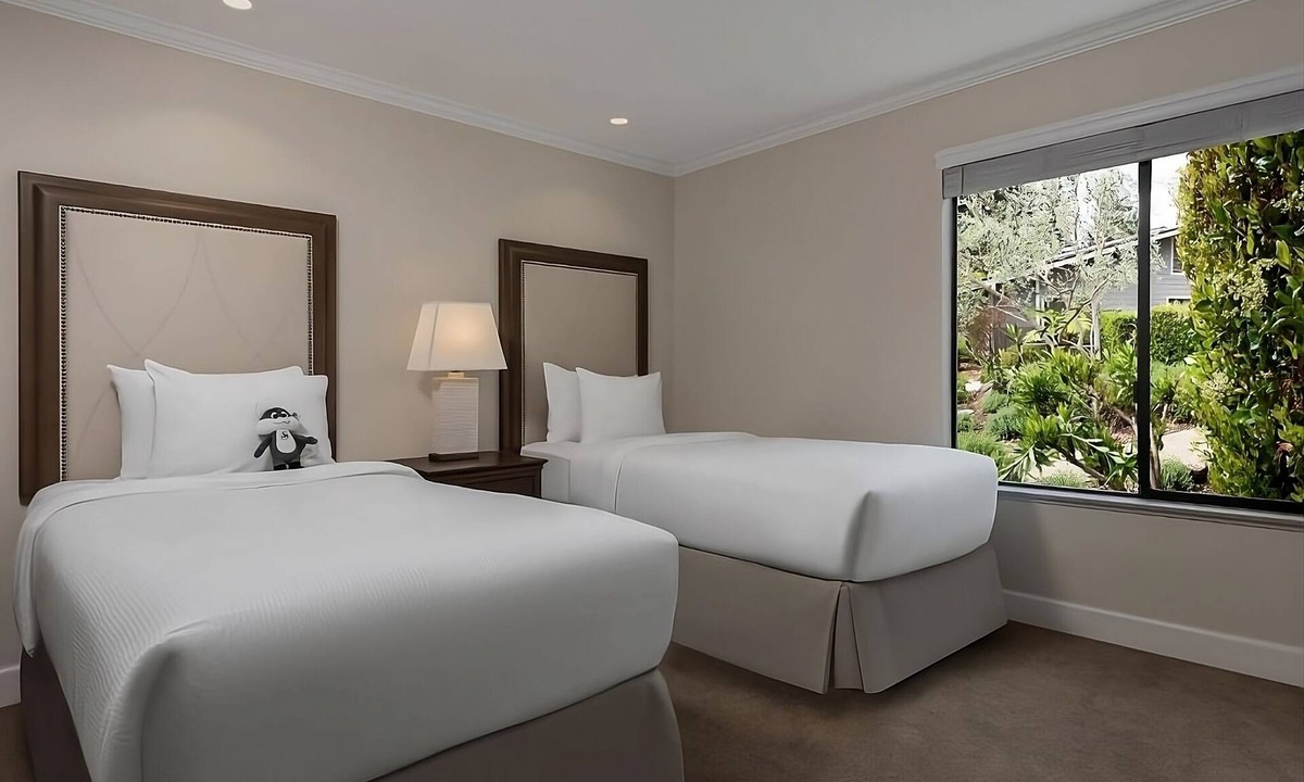Napa Hotel | No Dull Moments! 4 Spacious Suites w/Kitchens, Pool, Onsite Golf, FREE Parking!