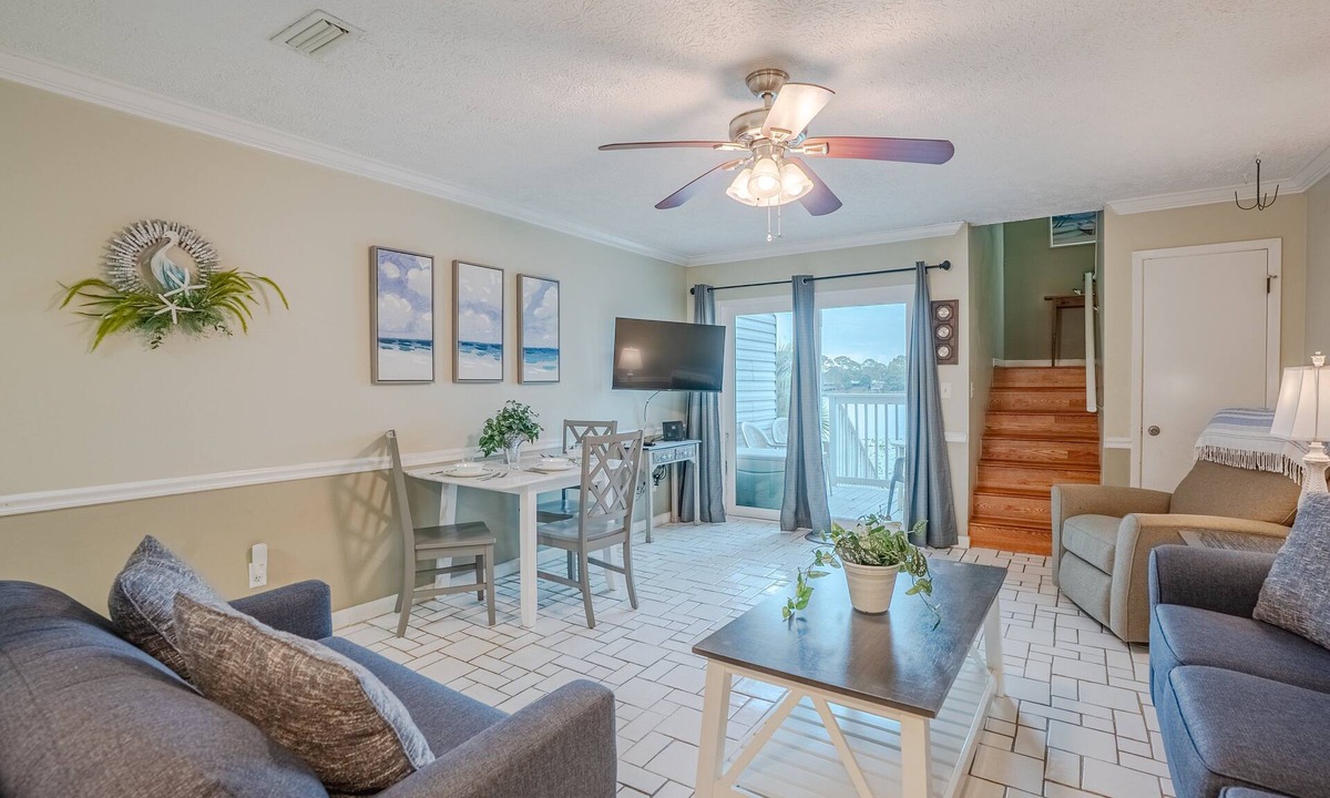 El Centro Beach Condo | No elevators! Pool! Free Parking!