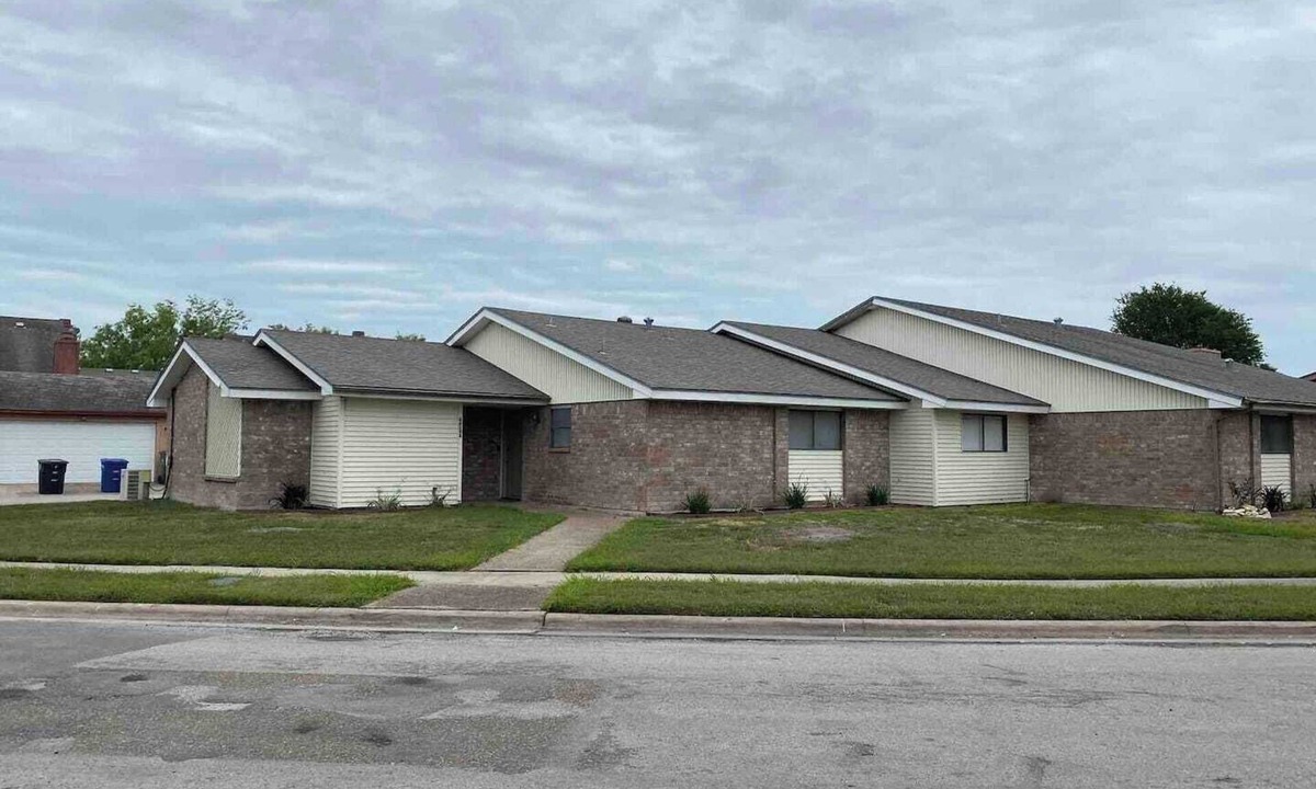 South Side House | No Frills 2BR Stay | Work Crews & Extd Stays