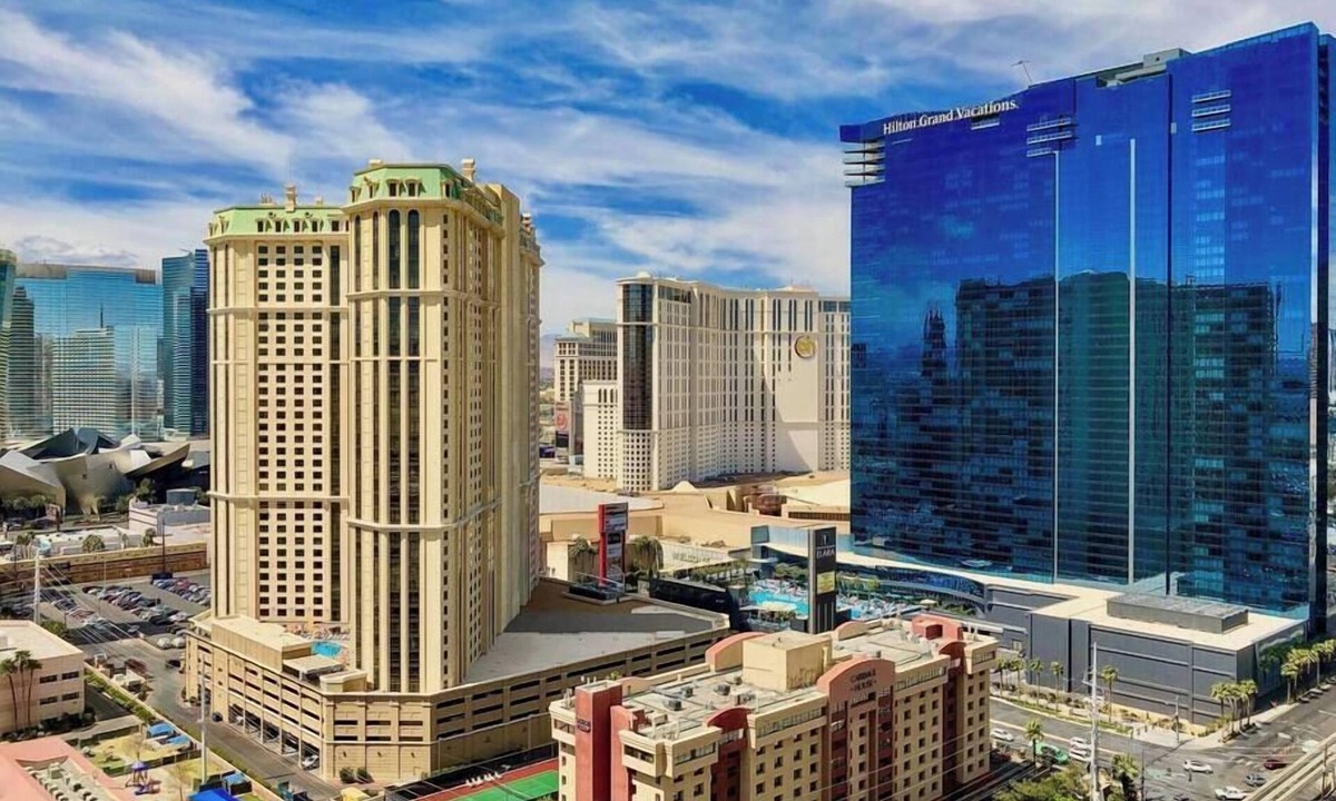 Las Vegas Condo | No Resort Fee ! Balcony Strip View Suite - Pool