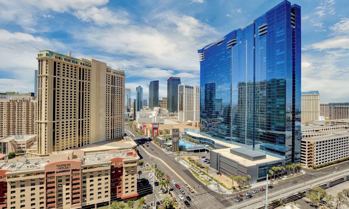 Las Vegas Condo | No Resort Fee ! Strip View Suite - Pools & Parking