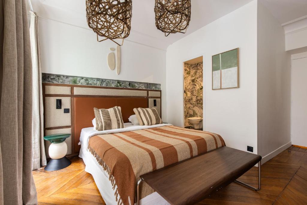 Saint-Thomas-d'Aquin Apartment | NoChichi-Collections - Café de Flore
