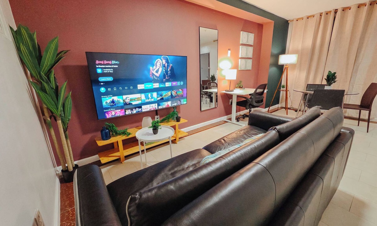 Center City Apartment | Nocturne/King Bed/Elevator/Adjustable Desk