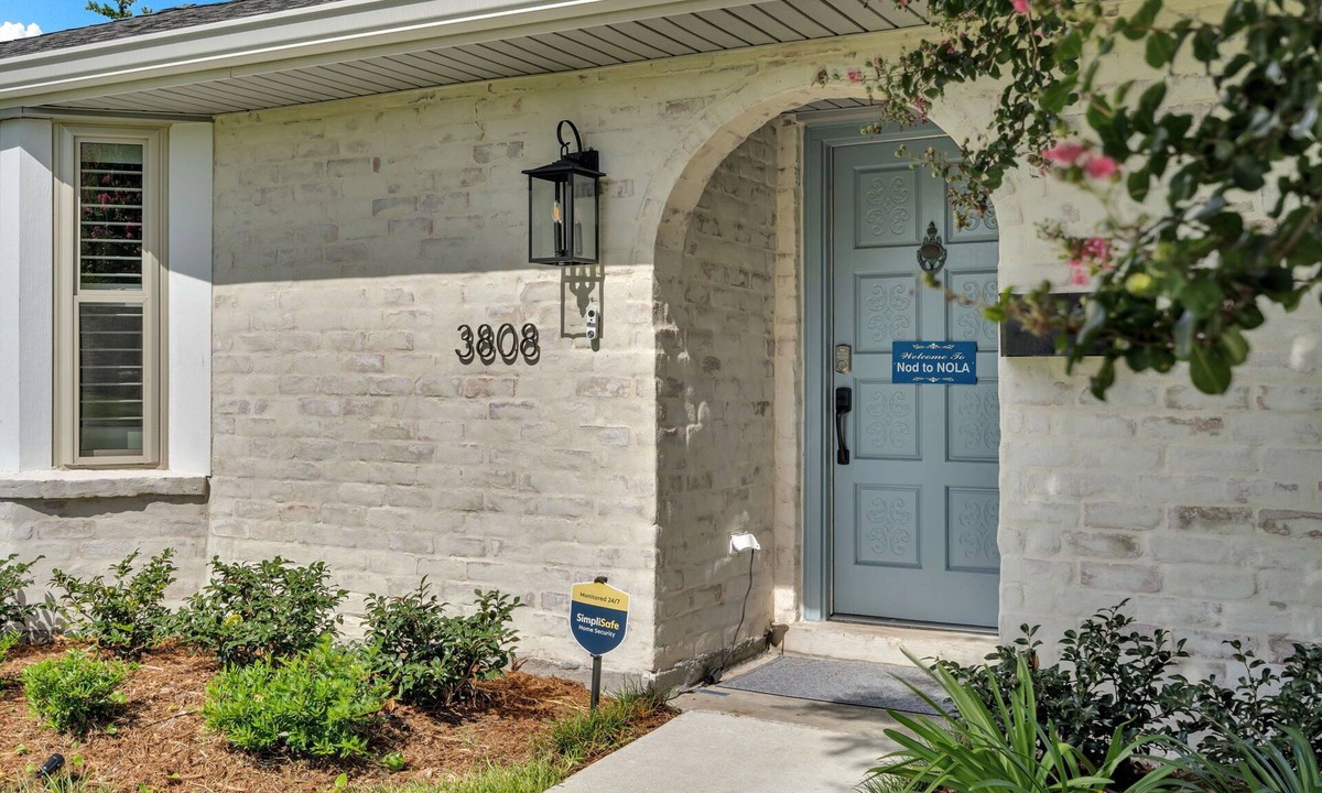 Willowdale House | Nod to NOLA: Enjoyable 3bd/2ba, safe home with a Big Easy Twist, in Metairie.