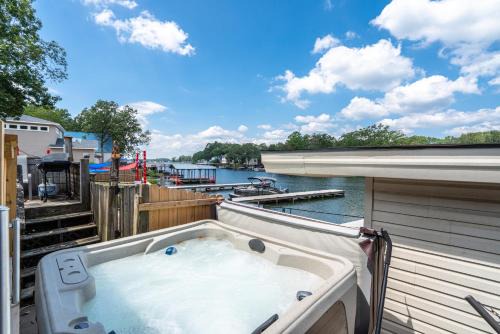 Mid America Villa | NoDouble Sam's 2 Kings Hot Tub Lake Access
