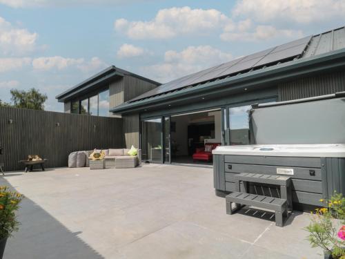 Bishop Sutton House | Noflash Malpal