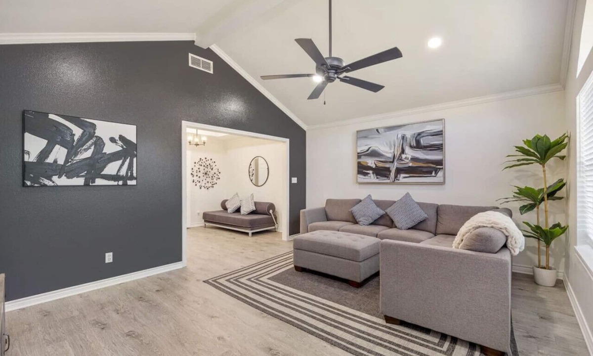Tyler House | Noir at Hollytree Dr. Perfect Location!