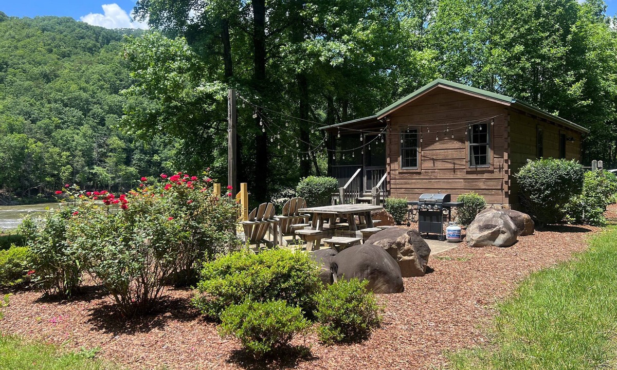 Erwin Cabin | Nolichucky Nook-Cozy, Riverfront Cabin!