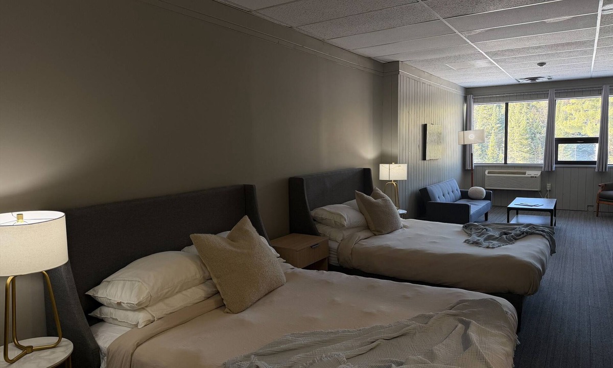 Harcourt Resort | Nomi - 305 Queen Studio (Family Room)