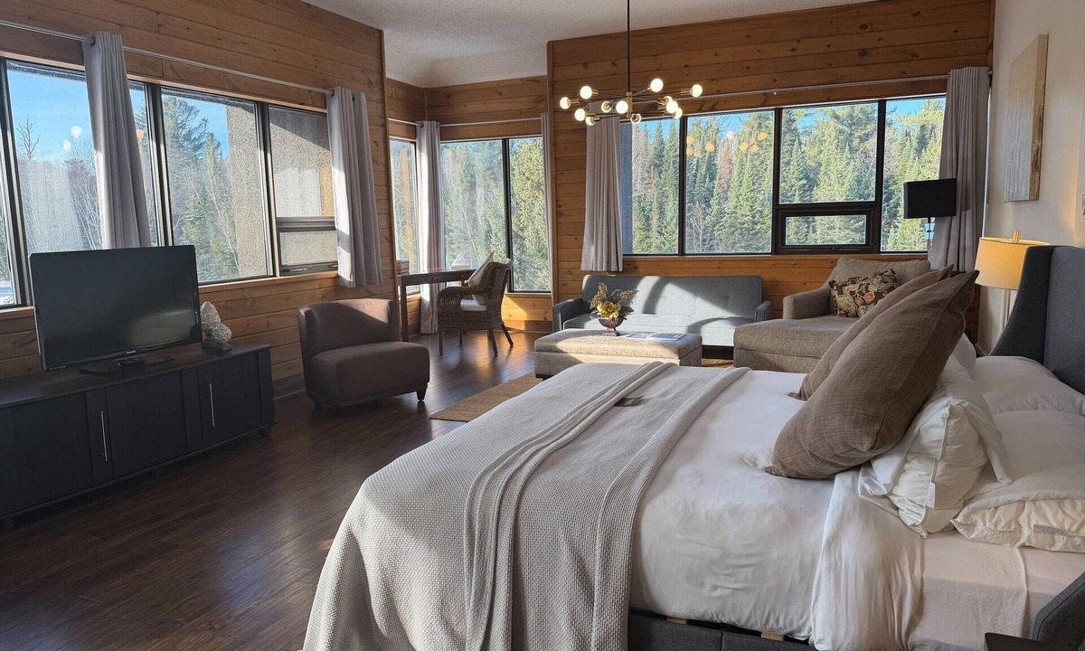 Harcourt Resort | Nomi - King Suite (303)