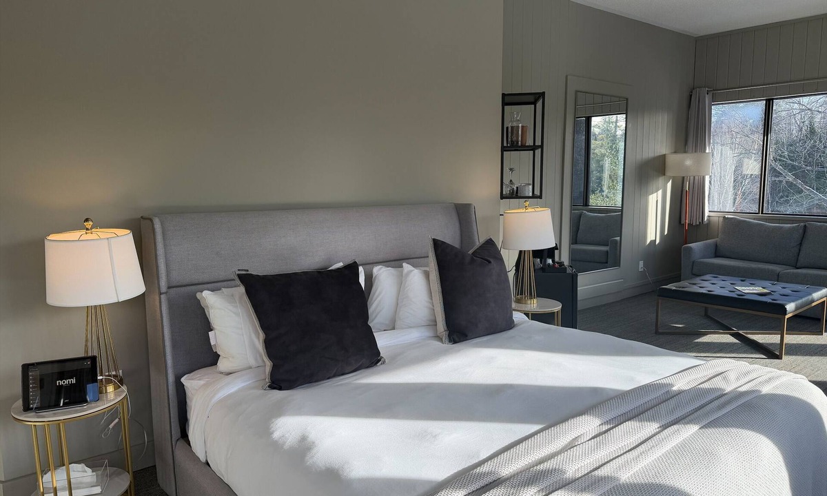 Harcourt Resort | Nomi - King Suite (314)