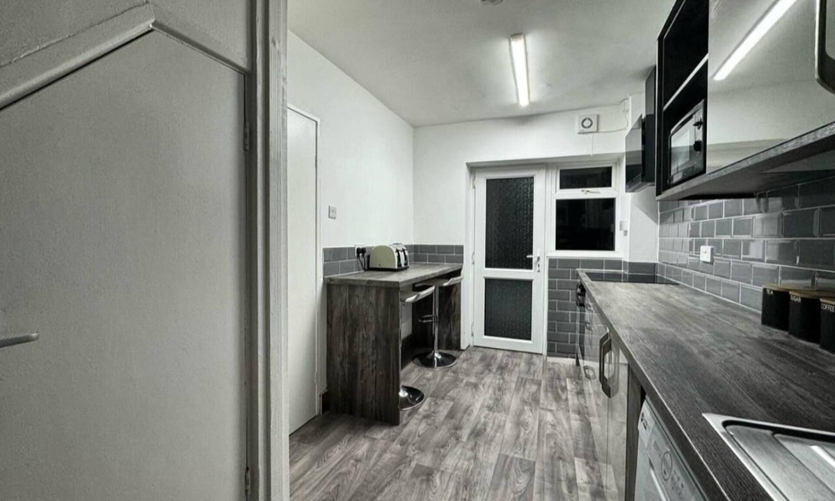 Harborne House | NOORMAK NIGHTSnYour home away from home 🏠 nContractors and family friendly