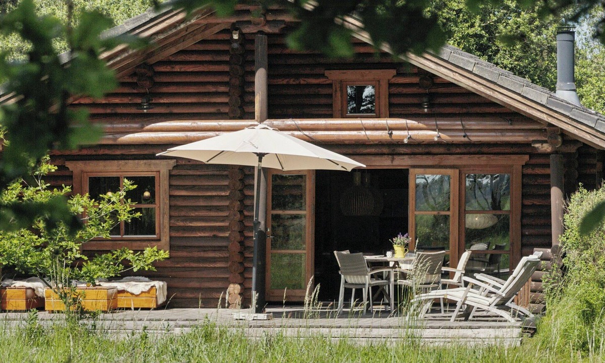 Øster Melholt House | Nordic log cabin with views over the fields