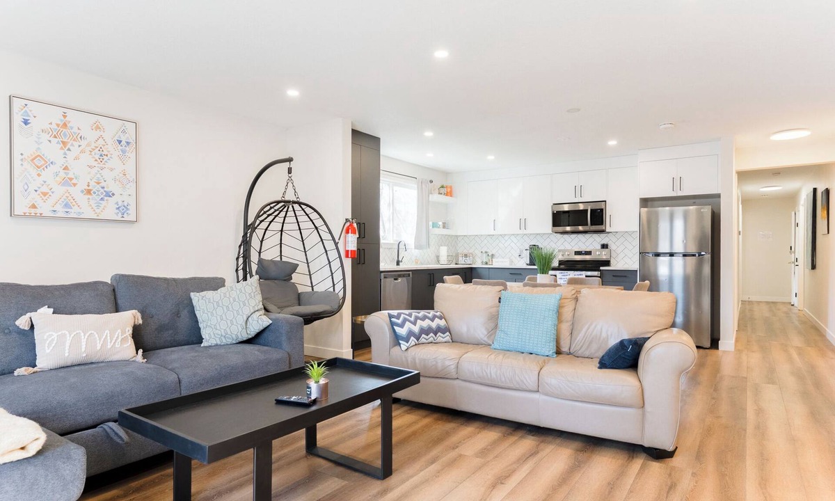 Crescent Heights Apartment | Nordic SPA Retreat, Hot Tub, Sleeps 8, Near Downtown and 15 min to the Airport!