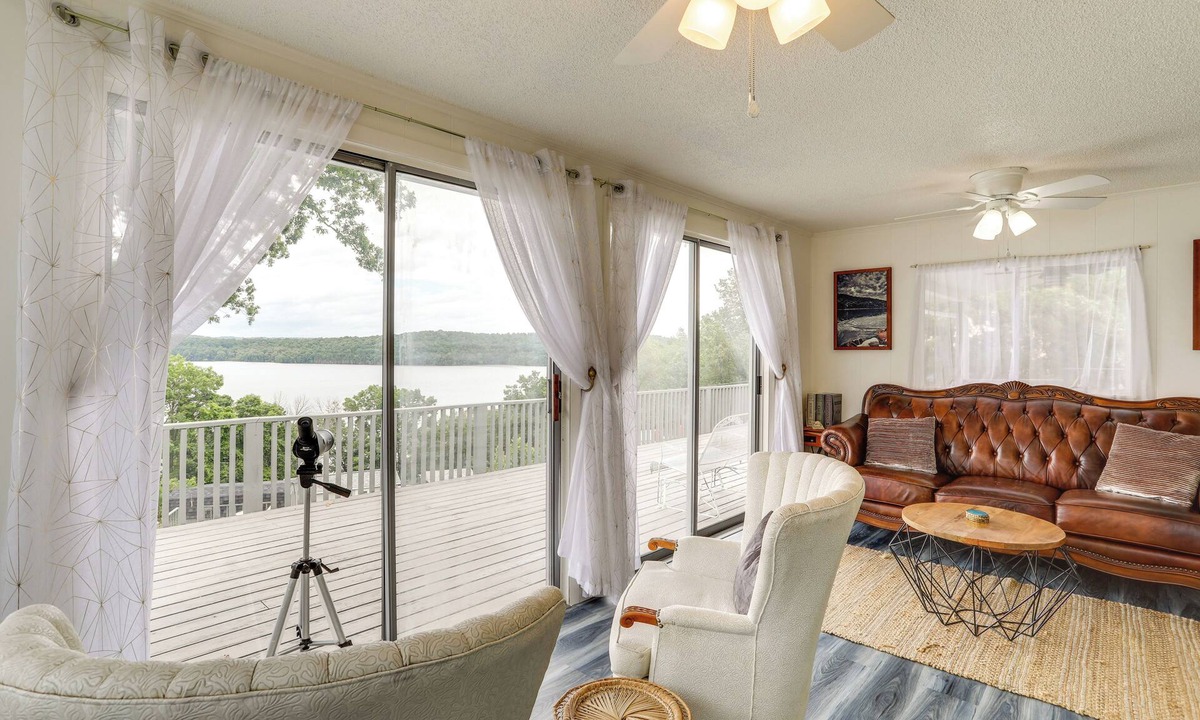 Henderson House | Norfork Lake Views: Home w/Deck in Henderson