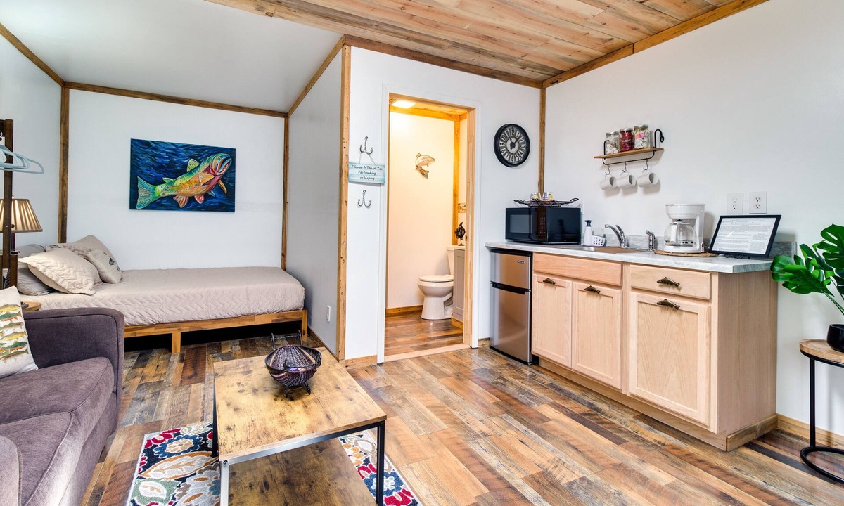 Lone Rock Apartment | Norfork Studio Escape: Walk to White River!