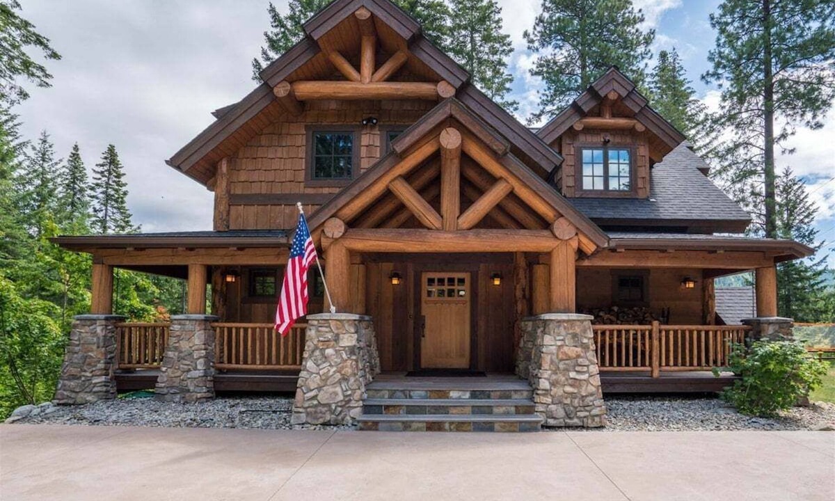 Leavenworth House | Norge Haus - Riverfront Extraordinary Home