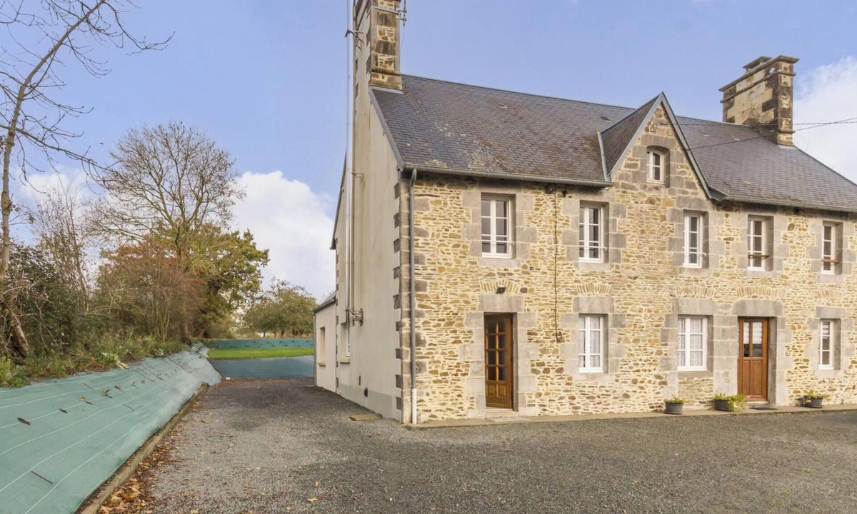 Annoville Cottage | Norman house near beaches with private garden and parking