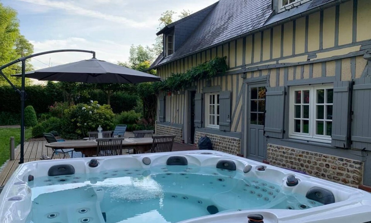 Lieuvin Pays d'Auge House | Norman house with Jacuzzi between sea and countryside