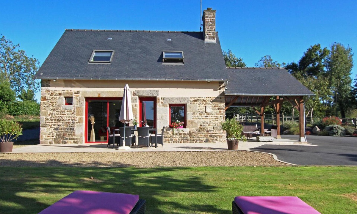 Beslon Cottage | Norman House with Garden and Pets Allowed