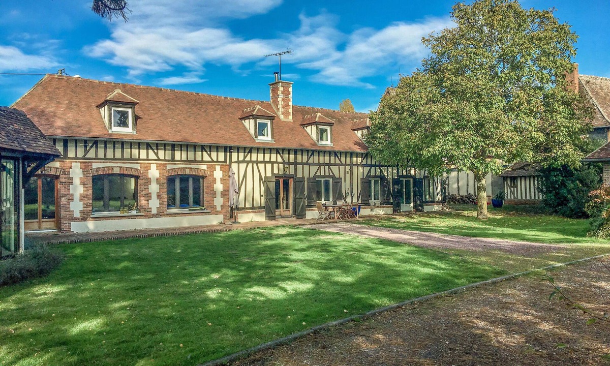 Cauge House | Norman house with swimming pool, billiards, ping-pong and table football