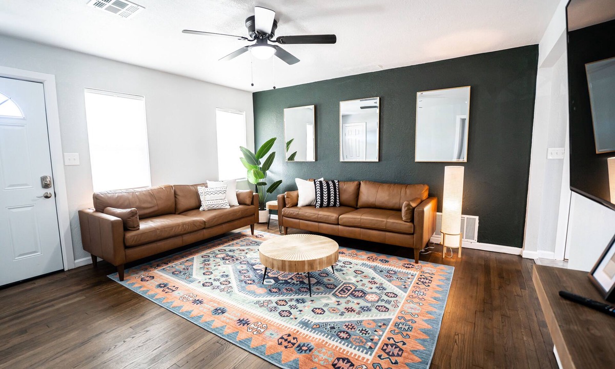 Norman House | Norman OU Football Getaway - Comfortable, Modern, Convenient - Feels Like Home!