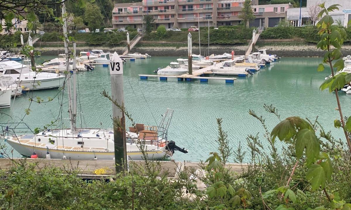 Saint-Valery-en-Caux Apartment | NORMANDY Facing the port. charming T2 ground floor 4 pers. with terrace & small garden