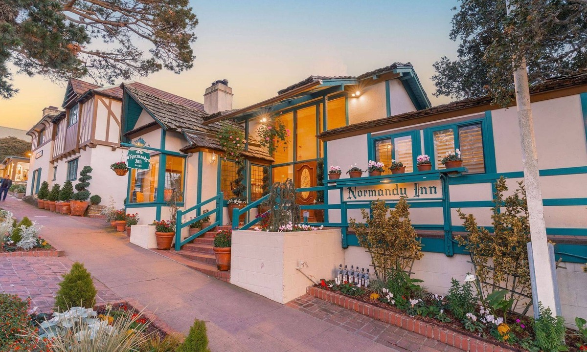 Golden Rectangle Hotel | Normandy Inn