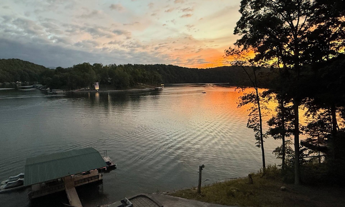 Big Creek House | Norris Lakefront Retreat- Hot Tub, Firepit, Dock. Direct Lake Front. Sleeps 20
