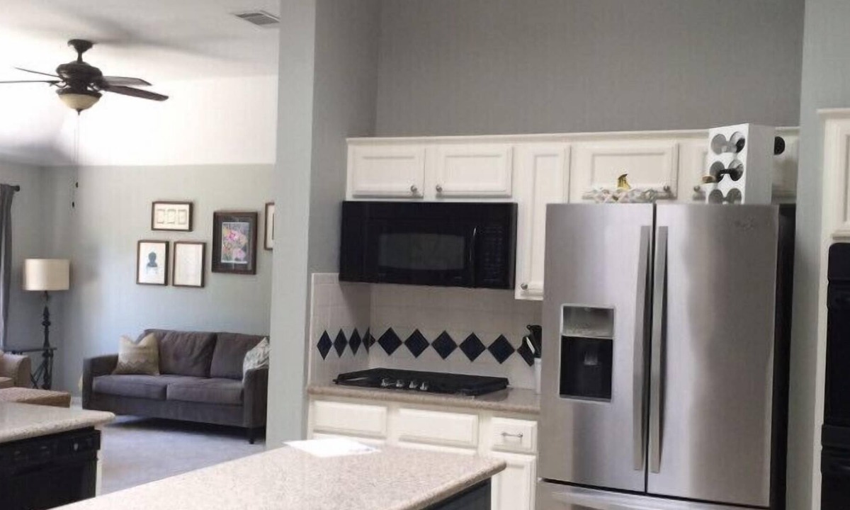 Scofield Farms House | North Austin Beautiful Bright 4 Bedroom House 2 Bathroom, North Austin. Sleeps 6