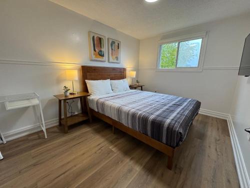 Barrie House | North Barrie !D Stylish and Cozy Private Bedroom with Shared Bathroom