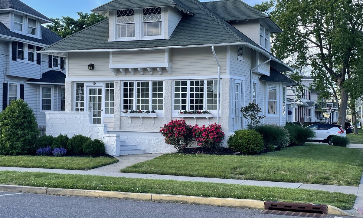 Wall House | North Belmar Unique Seaside Colonial - Sleeps 8