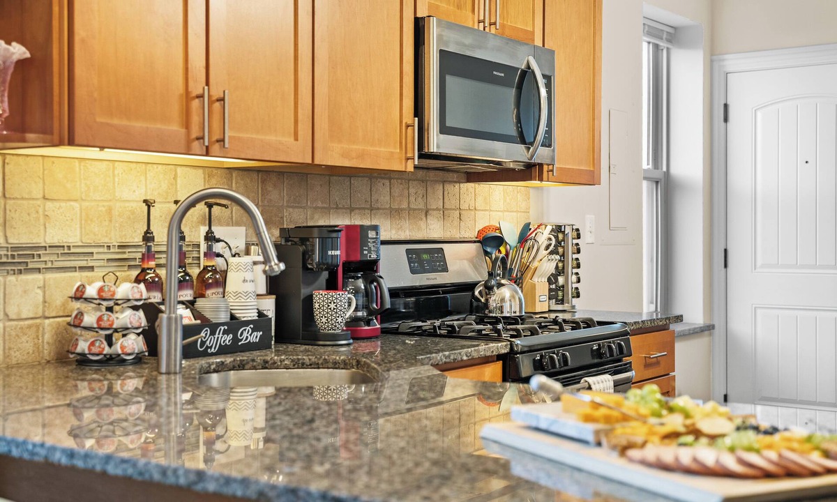 St. Ben's Apartment | North Center Chicago - Walkable - Transit Accessible - King & Queen Beds