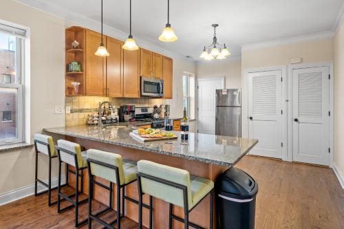 St. Ben's Apartment | North Center Chicago - Walkable - Transit Accessible - King & Queen Beds