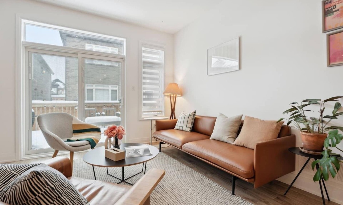 Innisfil House | North City Haven - Cozy 2 Bedroom Retreat