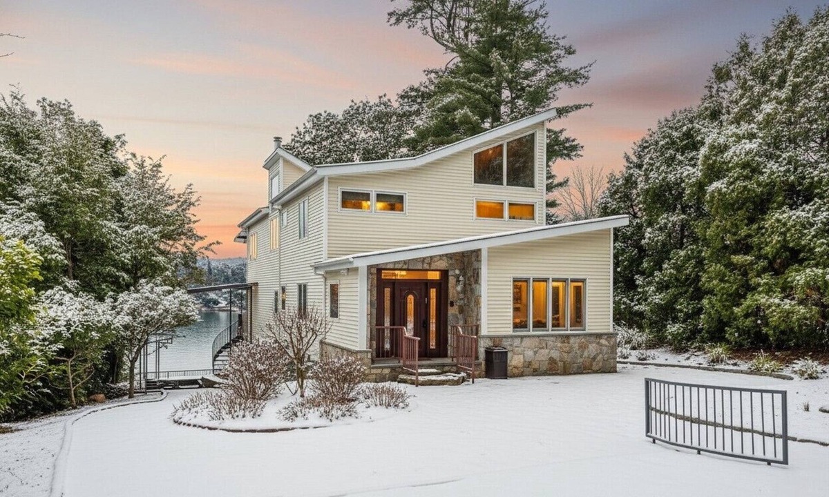 Danbury House | North Cliff House - Private Dock & Sauna