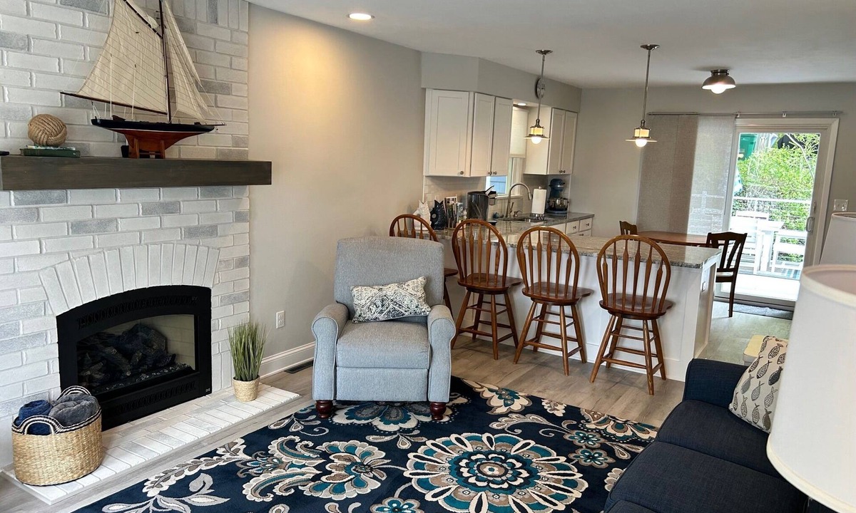 North East Apartment | North East Lake House E Unit with 2 private decks