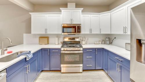 Sunset House | North End blue -Hot Tub - Fire Pit - Downtown -4BR