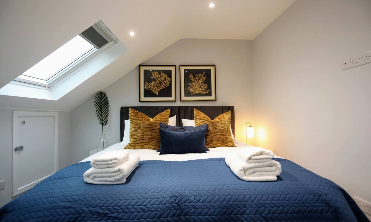 North Finchley Apartment | North Finchley N12 - Chic 3Bed/2Bath Duplex Flat with Parking and Free WIFI